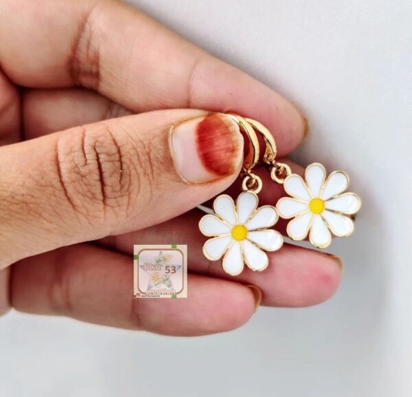 Enamel daisy earrings